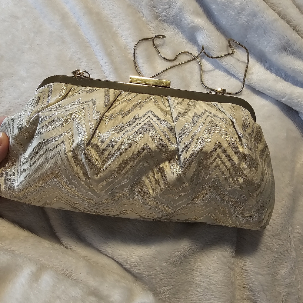 Trina Turk Metallic Gold Chevron Vintage Style Evening Bag Clutch With Chain - Picture 3 of 6